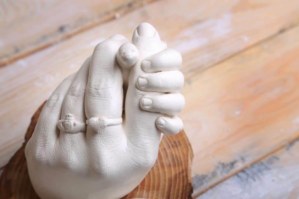 moulage d'empreinte en plâtres de la main d'une maman et de son bébé a l'atelier a kénitra au maroc