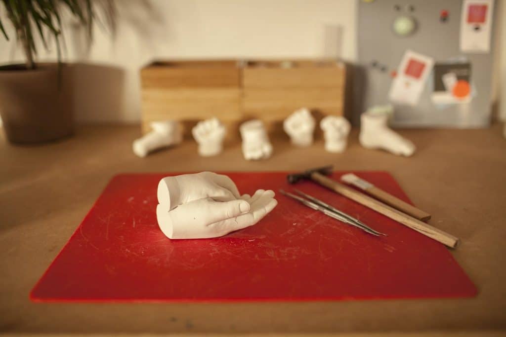 moulage d'une empreinte en plâtre de Main a l'atelier a l'aide du kit de moulage pour bébé au maroc artplaster.ma