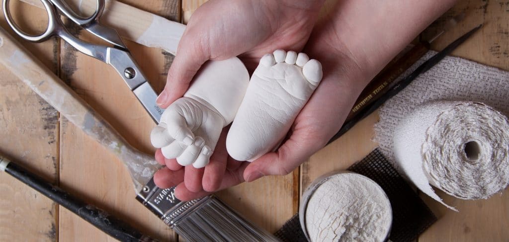 moulage d'une empreinte en plâtre de mains et pied a l'atelier a kénitra au maroc