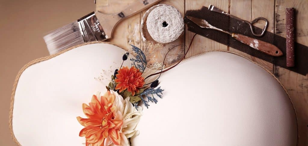 moulage d'empreinte en plâtre du ventre d'une maman enceinte a l'atelier artplaster.ma au Maroc